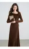 Deslumbrantes looks de outono e inverno para uma jovem sofisticada, intelectual e elegante, com vestidos vermelhos