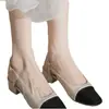 Sandálias Femininas Vintage Estilo Francês Estilo Chanel Sandálias de Dedo Novas Primavera e Verão 2024 Salto Grosso Cor Sólida Combinando Sapatos de Salto Baixo para Mulheres