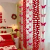 La habitación de bodas está dispuesta para hombres y mujeres, el dormitorio principal, la sala de estar, el hotel, la casa nueva, la cortina, la flor, el traje, los adornos colgantes con el carácter de 'feliz' largo