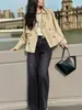 Trench coat curto estilo britânico retrô com gola com lapela e cordão, uma peça atemporal para mulheres, nova coleção de outono