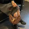 Bolso bandolera de gran capacidad y estilo para mujer, perfecto para el trabajo y los desplazamientos en otoño e invierno, nueva colección 2026, con estampado de leopardo y diseño de color liso con cierre de cremallera