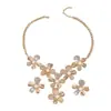 Venta Caliente Europea y Americana Aleación de Zinc y Oro Incrustaciones de Pedrería Blanca Metal Flor Collar Pendientes juego Joyería para Mujer