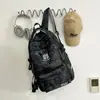 Modelo de nicho de estilo callejero americano con estampado de camuflaje en capas, mochila elegante y práctica para adolescentes de secundaria y preparatoria