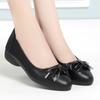 Zapatos de madre primavera y otoño 2022 nuevos zapatos de cuero suave con suela blanda para mujer de mediana edad y mayores, zapatos de cuero cómodos y planos de boca baja