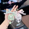 Chaveiro de Camélia com Borda de Diamante Estilo Francês de Luxo Leve com Cordão de Cristal e Pingente de Laço para Bolsa, Ornamento Exquisito para Mulheres
