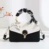 Bolsa Cuadrada Pequeña con Bordado de Flor Minimalista para Mujer 2026 Nueva Versátil Hebilla Bolso Cruzado Textura de Lujo Ligero Bolso de Mujer Transfronterizo