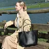 Bolso tote tejido de cuero genuino transfronterizo de gran capacidad para mujer, bolso de hombro para el día a día, modelo nuevo 2026 simple y elegante
