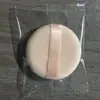 Polvos sueltos de terciopelo de cristal súper suave para cabello corto negro, polvos de miel, esponja especial con cojín de aire, tamaño pequeño, redondos, polvos secos, borla de maquillaje.