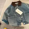 Jaquetas Infantis 2026 Outono Novo Estilo Jaquetas Jeans Estilosas para Meninos e Meninas Tops Casuais de Couro Patchwork para Bebês e Crianças Pequenas