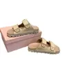 Pantuflas Tejidas Miu Home para Mujer 2025 Verano Nuevos Planos de Punta Redonda Sandalias de Velcro para Usar Afuera Chanclas Casuales de Playa