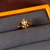 Set de pendientes, collar y anillo de plata chapada en oro real con circonita cúbica, piedra ojo de tigre y forma de flor de diamante - una lujosa y vintage colección de joyería para mujer