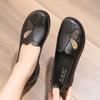 Zapatos Jinbukang para mujeres de mediana edad, planos, antideslizantes, cómodos, de primavera y otoño, nuevos zapatos de cuero con suela blanda para personas mayores.