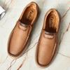 Mocassins Masculinos 2025 Novo Slip-on Couro Casual Sapatos de Couro Masculinos Solado Macio Antiderrapante Resistente ao Desgaste Sapatos para Homens de Meia-idade e Idosos Pai