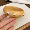 Pulsera de madera geométrica con remaches retro europea y americana, pulsera de diseño nicho estilo punk, joyería de moda única y a la moda