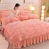 Conjunto de Quatro Peças de Veludo Leite de Inverno, Espessado e Quente, Conjunto de Quatro Peças Estilo Saia de Cama com Forro de Fleece, Capa de Edredom de Flanela, Conjunto de Três Peças para Estudantes