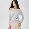 Elegante y minimalista, este suéter de punto de cachemira presenta un cuello sofisticado con adornos de pedrería.. Es una pieza versátil perfecta para el trabajo o el uso diario, y se puede usar como capa base