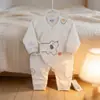 Macacão de Algodão Borboleta para Recém-nascido Outono/Inverno 2026 Macacão Cartoon Sem Costura para Bebê Venda por Atacado com Tiras nos Pés e Entrepernas de Uso Duplo