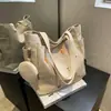 Bolsa de lona feminina de grande capacidade 2023 nova versátil verão simples shoulder bag textura classe commuter tote bag