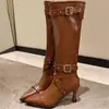 Botas Longas de Salto Alto Femininas Chuyuji 2026 Novo Estilo Primavera e Outono com Fivela de Cinto e Rebites, Bico Fino Elegante e Salto Alto Fino