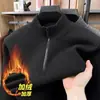 Suéter de malha masculino com zíper parcial e gola alta, forrado com fleece e espessado para aquecimento, estilo casual, adequado para outono e inverno, projetado para homens de meia-idade e idosos
