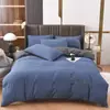 Venta al por mayor del fabricante Juego de cuatro piezas de color sólido de lujo ligero Rojo brillante Sábanas de cama bordadas para bodas Funda de edredón Algodón lavado Ropa de cama cepillada