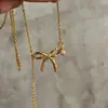 El lazo es fresco, tridimensional, versátil, moderno, único, elegante, delicado, simple y cuenta con collares de borlas y accesorios de nicho.