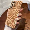 Funda para teléfono Samsung estilo coreano, color marrón Maillard, patrón de olas irregulares pintado a mano, apta para S24/S25 Ultra, funda de película