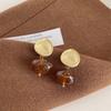 Pendientes retro artísticos de Maillard Brown con diseño de pendientes de color ámbar florecientes, elegantes pendientes blancos de alta gama.