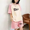 Conjunto Multipadrão Color Blocking de Seda Leite, um Conjunto Completo de Roupa de Casa Casual Solta da Moda, Conjunto de Duas Peças Versátil com Shorts de Manga Curta