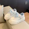 Zapatillas blancas de estilo coreano para mujer, punta redonda, suela gruesa, que aumentan la altura, nuevo modelo otoño 2026, versátiles, transpirables, zapatillas casuales para estudiantes