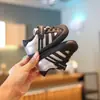 Nova coleção outono 2026 de sapatinhos de bebê de sola macia para meninos, calçados para bebês que estão aprendendo a andar, sapatos para meninas, tênis esportivos infantis e tênis casuais