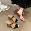 Moda europeia e americana 2026 sandálias femininas com bico fino, design de uma tira, bico aberto sexy, salto ultralongo, novo estilo, efeito emagrecedor