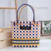 Bolsa Tejida de Celebridad de Internet Ins Color de Contraste Cuadros Bolsa Tejida a Mano División de Color Plástico Tejido Bolso de Mano Tejido para Vacaciones en la Playa