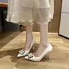 Nuevos zapatos de tacón alto de cuero suave de moda europea y americana para primavera y otoño para mujer, tacón medio, boca poco profunda, punta fina, tacones de aguja, zapatos de trabajo profesionales para mujer