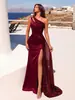 Vestido satinado europeo y americano transfronterizo de una sola manga con retazos de lentejuelas y abertura alta, vestido de gala para alfombra roja, Vestido de graduación al por mayor