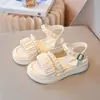 Sandálias de Moda com Pérolas para Meninas Sola Macia Sapatos de Princesa Infantis Novidades de Verão 2026 Crianças Médias e Grandes Estilosos Sapatos de Praia Tendência
