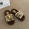 Slippers de Pelúcia Espessada Estampa de Leopardo para Mulheres, Venda Quente, Uso Externo, Quente, Temporada Outono/Inverno, Casa Quarto Interno Sola Simples Sapatos de Algodão