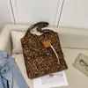 Bolso de axila de leopardo de gran capacidad para mujer, nuevo bolso de hombro de moda 2026, bolso tote casual retro simple para el día a día