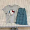 Conjunto de camiseta de manga curta para meninas de roupas infantis coreanas, verão 2026, novo estilo para crianças mais velhas, saia evasê estampada estilosa para meninas