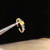Anillo Abierto Redondo con Baño de Oro Real de 18K y Zirconia en Bloques de Color Amarillo y Azul, Anillo de Dedo Índice de Lujo Ligero de Gama Alta, Accesorio de Mano de Moda