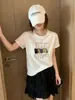 Camiseta Feminina Slim Fit Versátil de Algodão Macio com Estampa de Flocos de Neve Estilo Coreano, Manga Curta, Pronta Entrega para Atacado, Mais Vendida em Lojas Físicas Populares