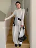 Camiseta básica de manga larga y cuello semi-alto para mujer, un estilo otoñal/invernal, versátil como prenda para superponer, con un look relajado y casual, y de color liso