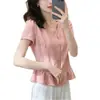 Camisa corta elegante con volantes de manga corta para mujer talla grande, nuevo estilo de verano, top adelgazante y versátil para chicas talla grande, que reduce la edad
