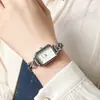 Relógio Feminino Moda Versátil Quadrado de Negócios Pulseira Vazada Mostrador em Barra Relógio Diário para Namoradas