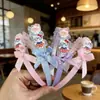 Diadema infantil linda caricatura Sanrio oso fresa accesorios para el cabello estilo coreano nueva diadema para niñas venta al por mayor tienda de dos yuanes