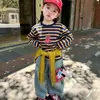 Conjunto de 2 Peças Outono 2026 Estilo Coreano para Crianças Novo Design Camiseta Listrada e Jeans da Moda para Meninos e Meninas