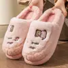 Pantuflas de plástico moldeado con forma de huevo con pelo sintético de conejo y suelas de EVA a juego de color