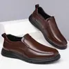 Sapatos masculinos transfronteiriços, novo modelo de outono, sapatos slip-on casuais de negócios em couro genuíno, sapatos de couro macio para homens de meia-idade e idosos