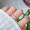Anillo de Oro Real 24K Galvanizado Color Fuerte Retención Magia Chica Corazón Rosa Circonia Chica Apilable Gama Alta Lujo Accesible