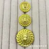 Botones metálicos de león estilo británico para trajes, abrigos de punto de lana, botones decorativos simples y versátiles para coser a mano